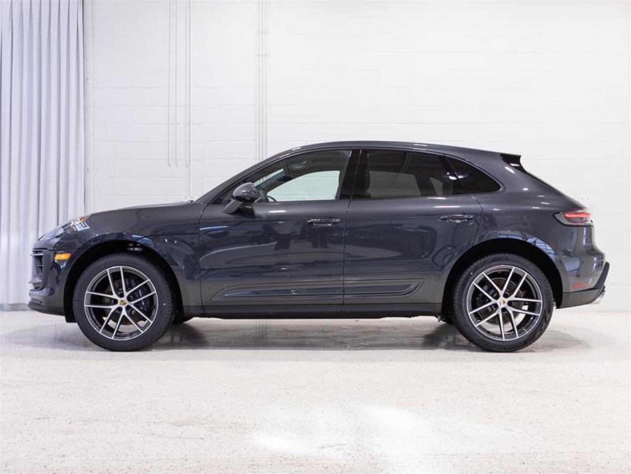 2025 Porsche Macan AWD Photo3