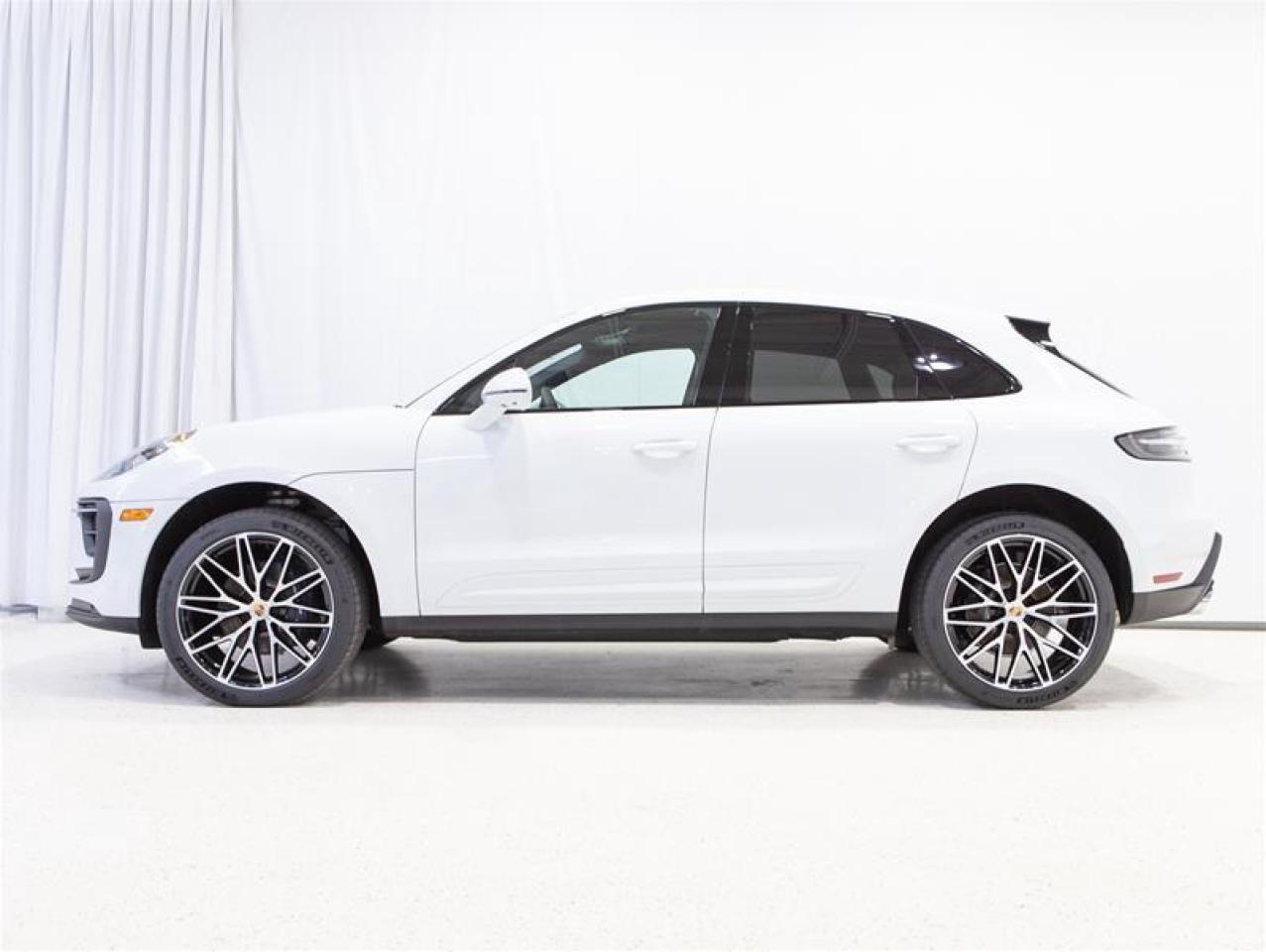2025 Porsche Macan AWD Photo3