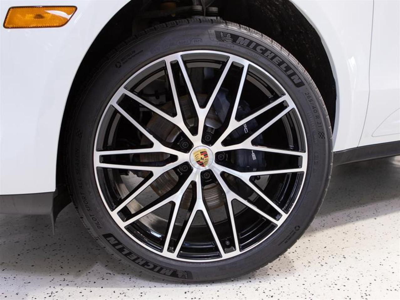 2025 Porsche Macan AWD Photo