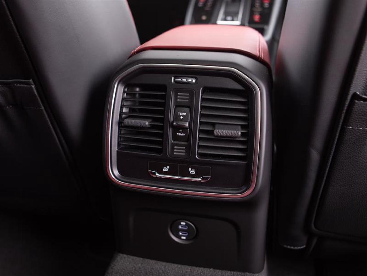 2025 Porsche Macan AWD Photo