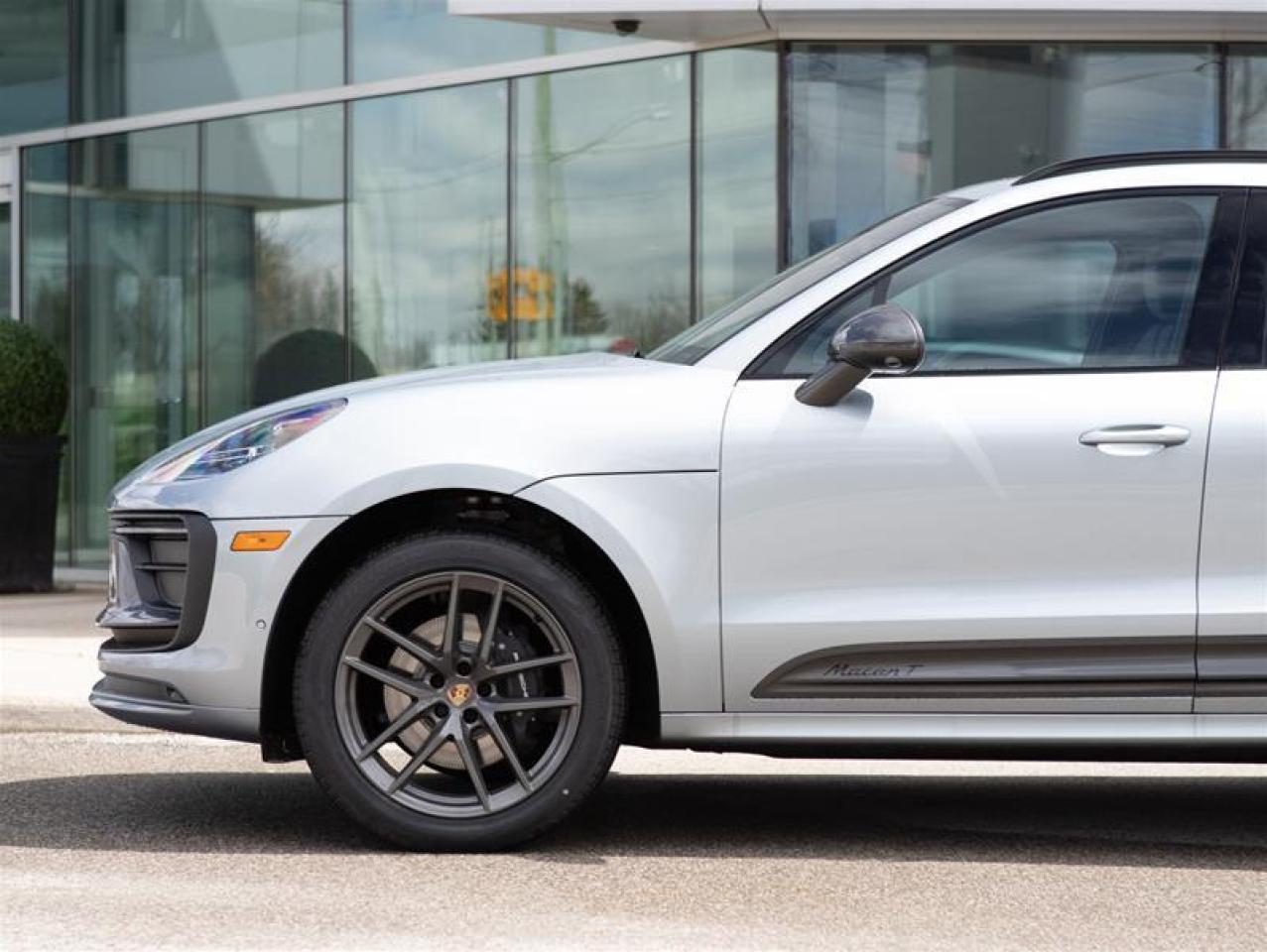 2024 Porsche Macan T AWD Photo4