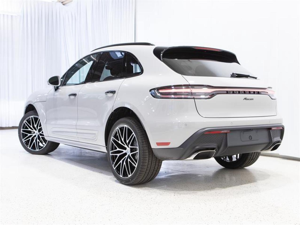 2025 Porsche Macan AWD Photo2