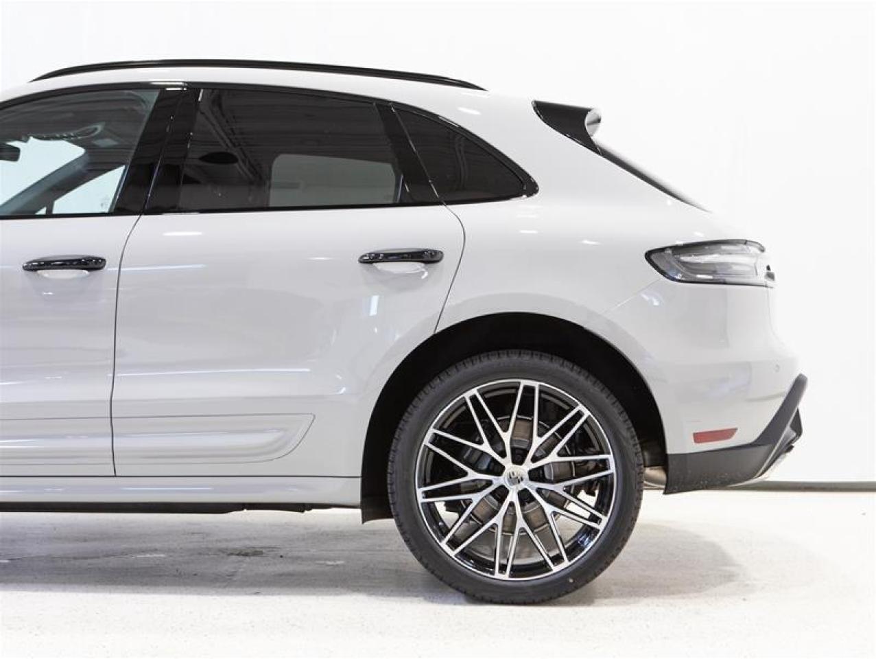 2025 Porsche Macan AWD Photo