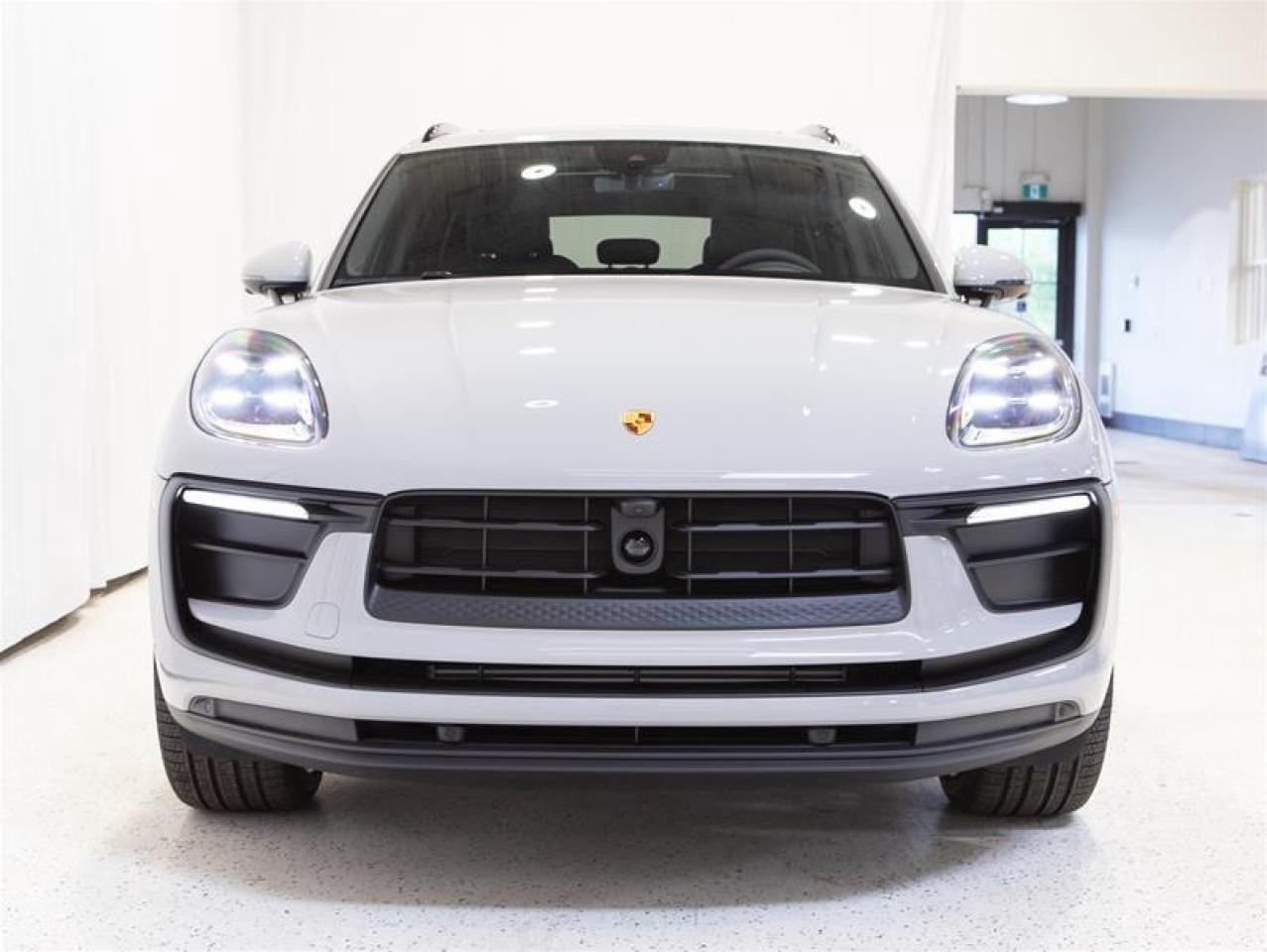 2025 Porsche Macan AWD Photo