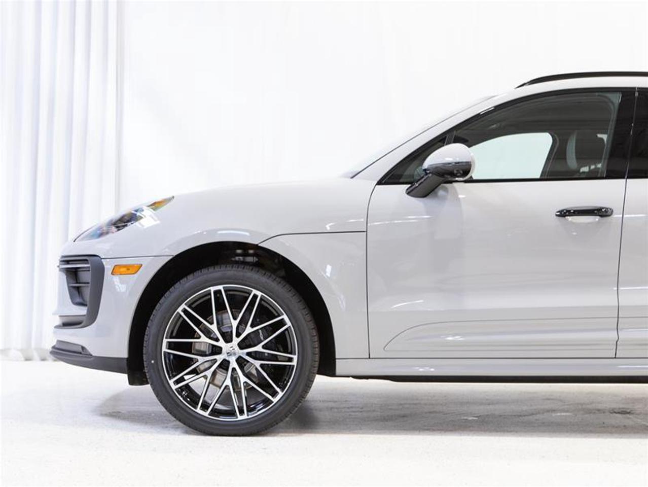 2025 Porsche Macan AWD Photo