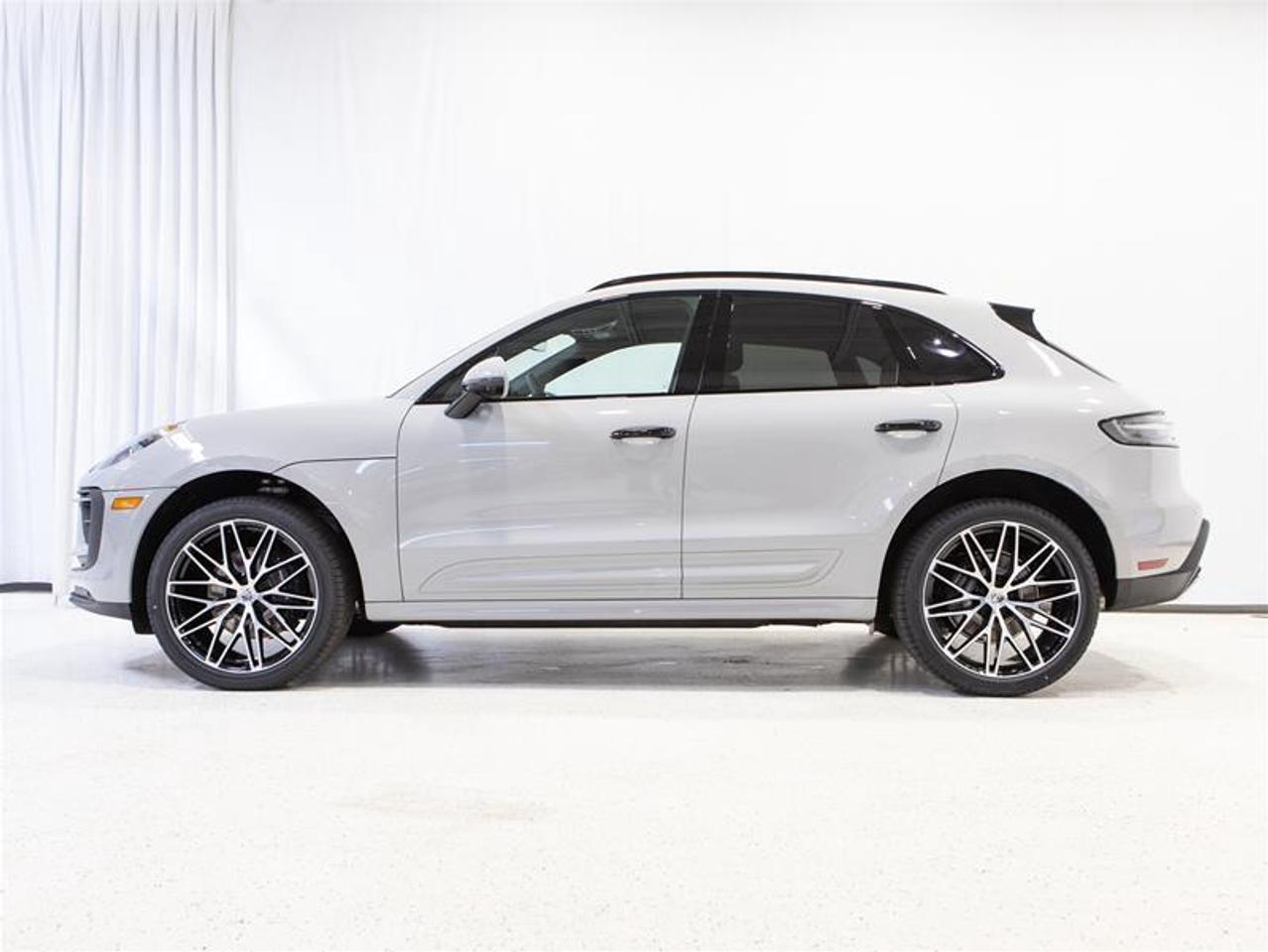 2025 Porsche Macan AWD Photo