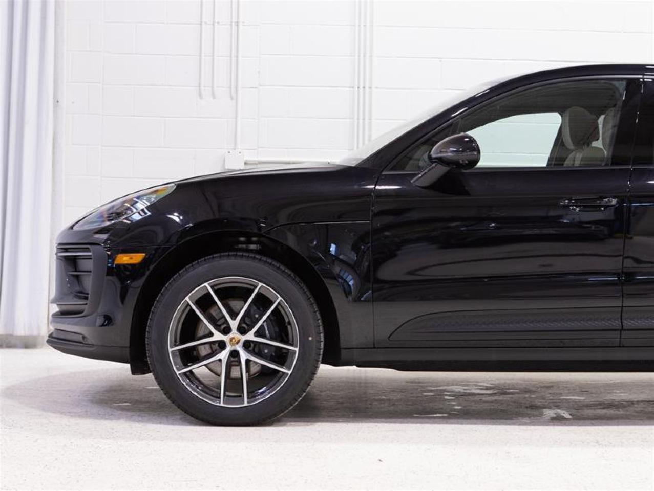 2025 Porsche Macan AWD Photo4