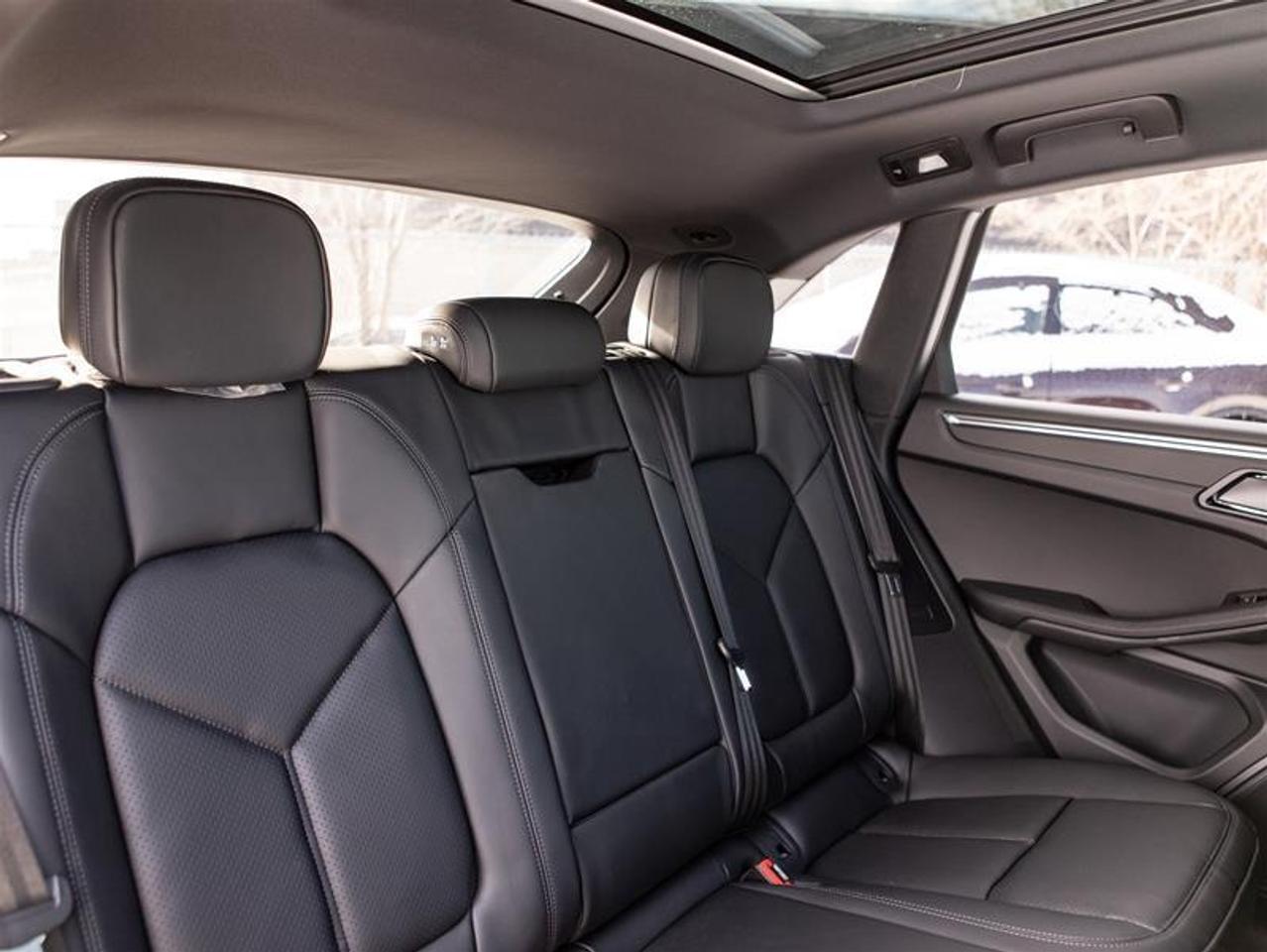 2025 Porsche Macan AWD Photo