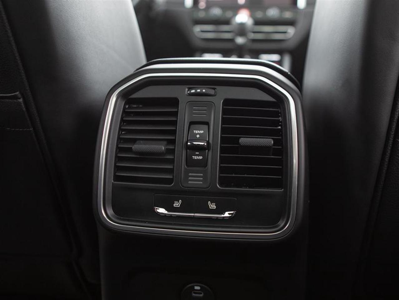 2024 Porsche Macan AWD Photo