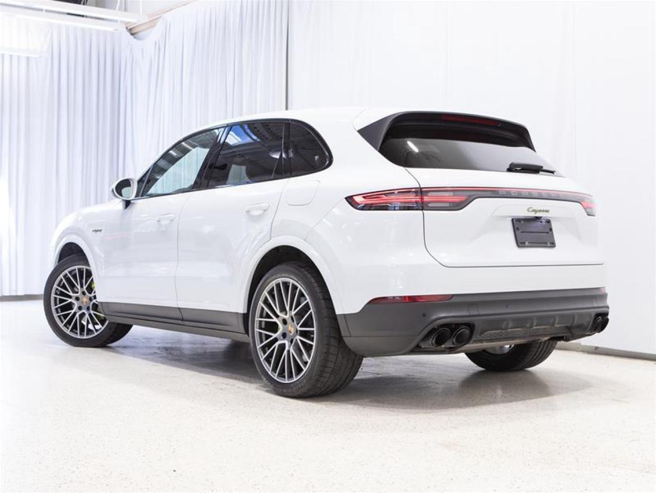 2023 Porsche Cayenne Platinum Edition Photo2