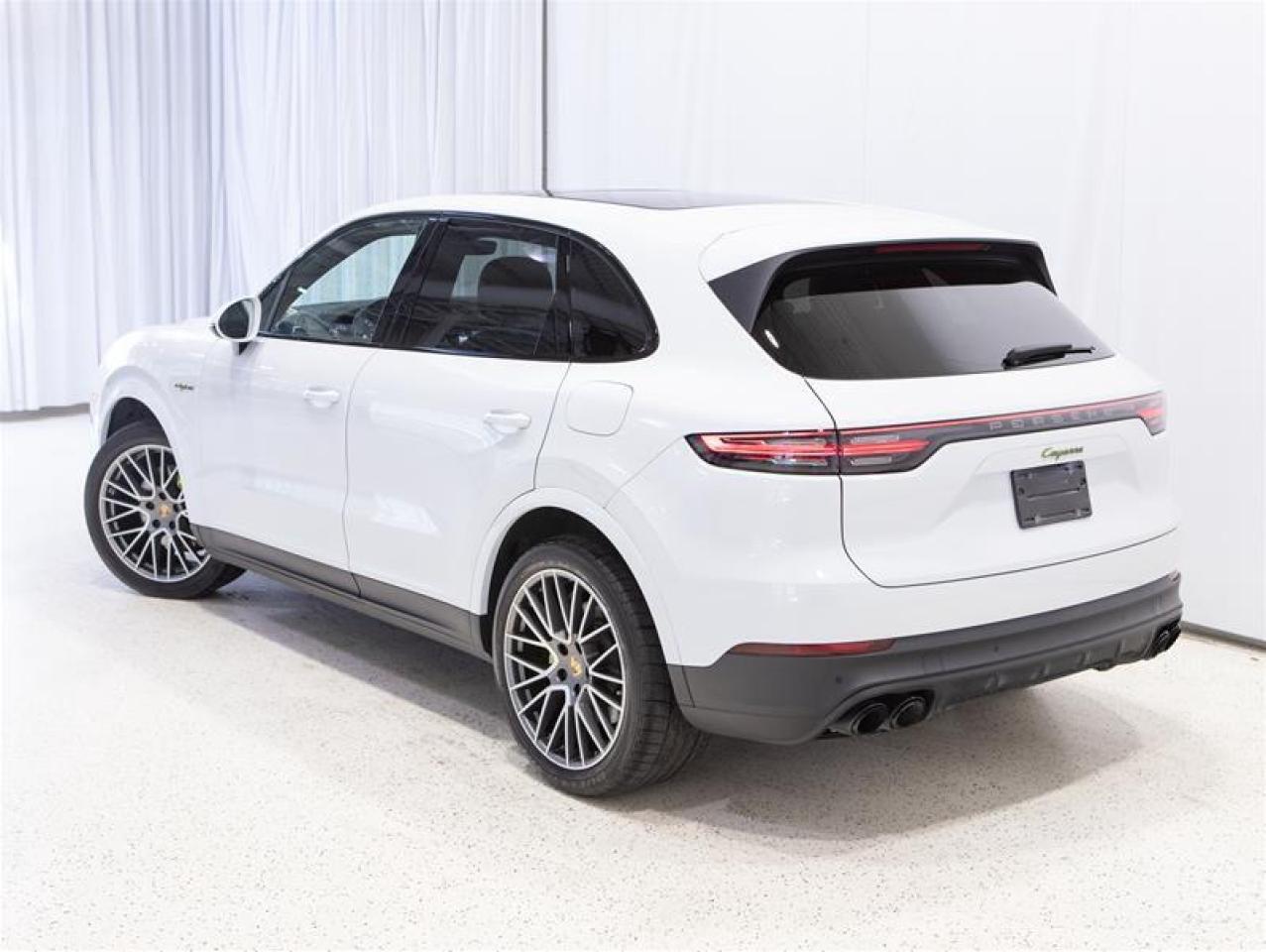 2023 Porsche Cayenne Platinum Edition Photo