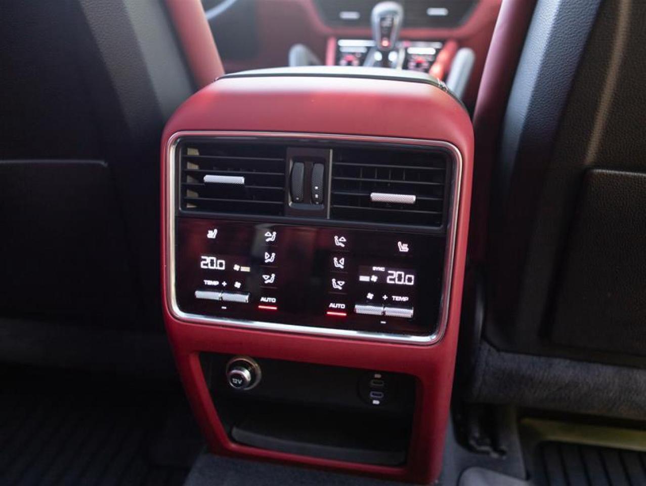 2023 Porsche Cayenne Platinum Edition Photo