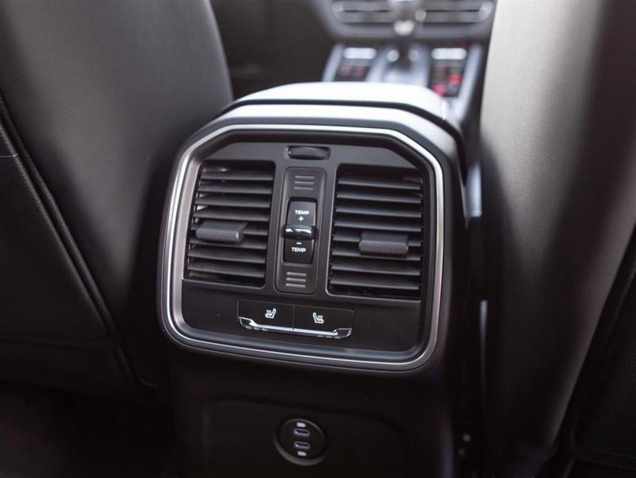 2024 Porsche Macan AWD Photo