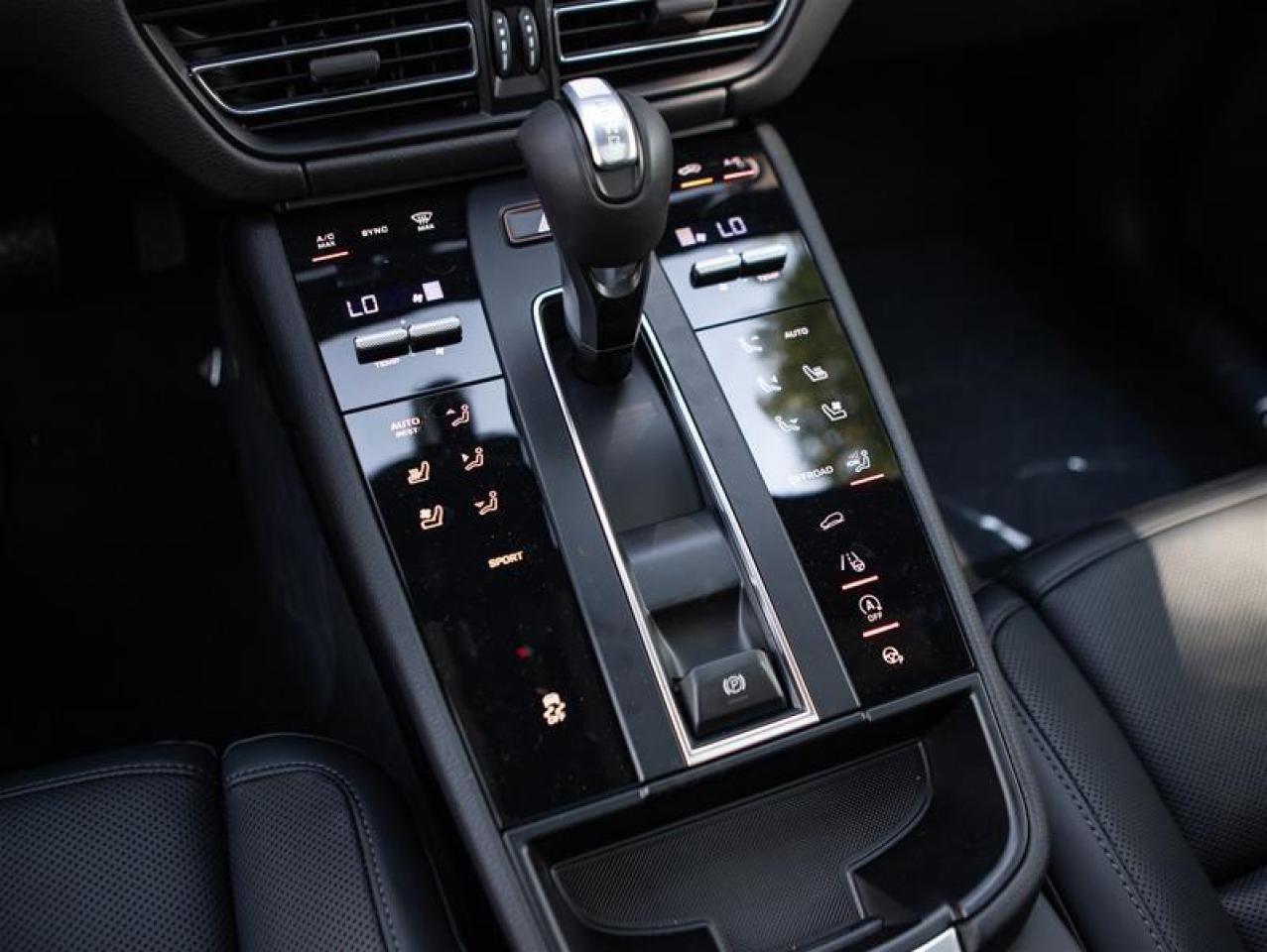 2024 Porsche Macan AWD Photo