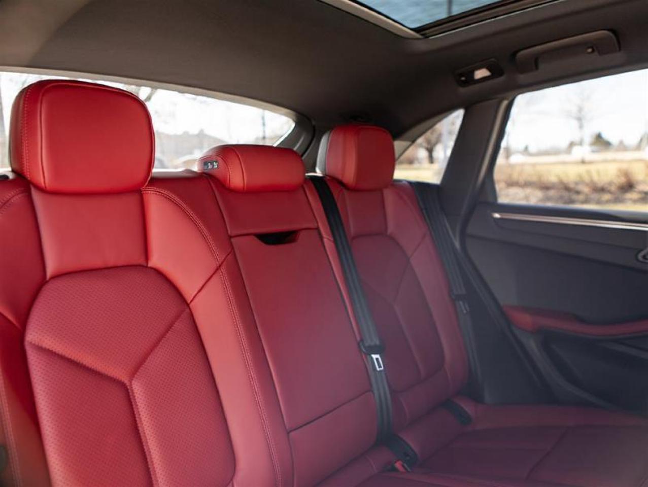 2024 Porsche Macan AWD Photo