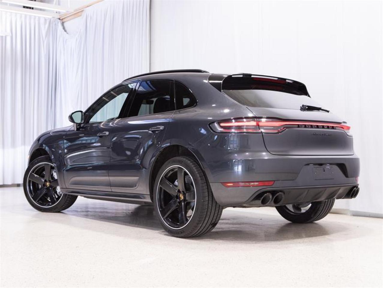 2020 Porsche Macan Turbo Photo2