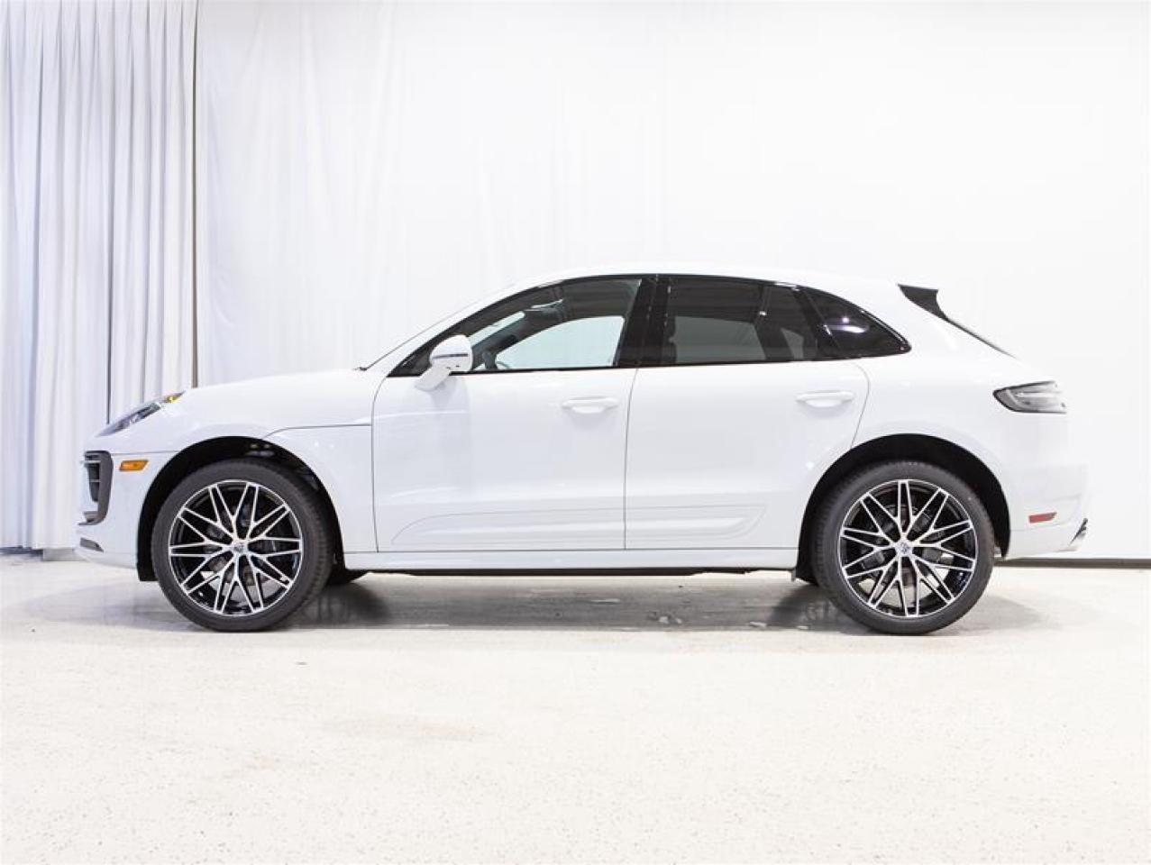 2025 Porsche Macan AWD Photo4