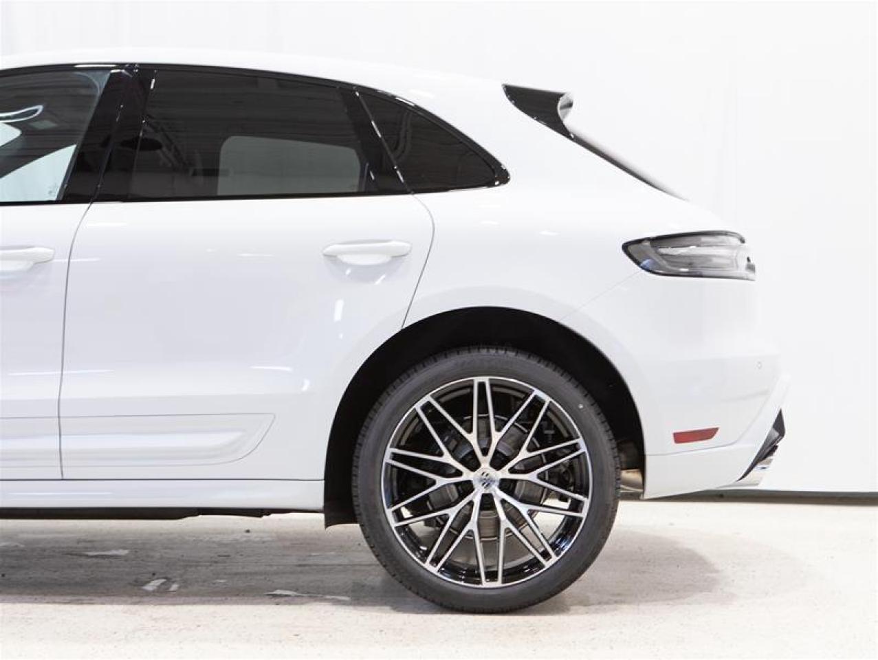 2025 Porsche Macan AWD Photo