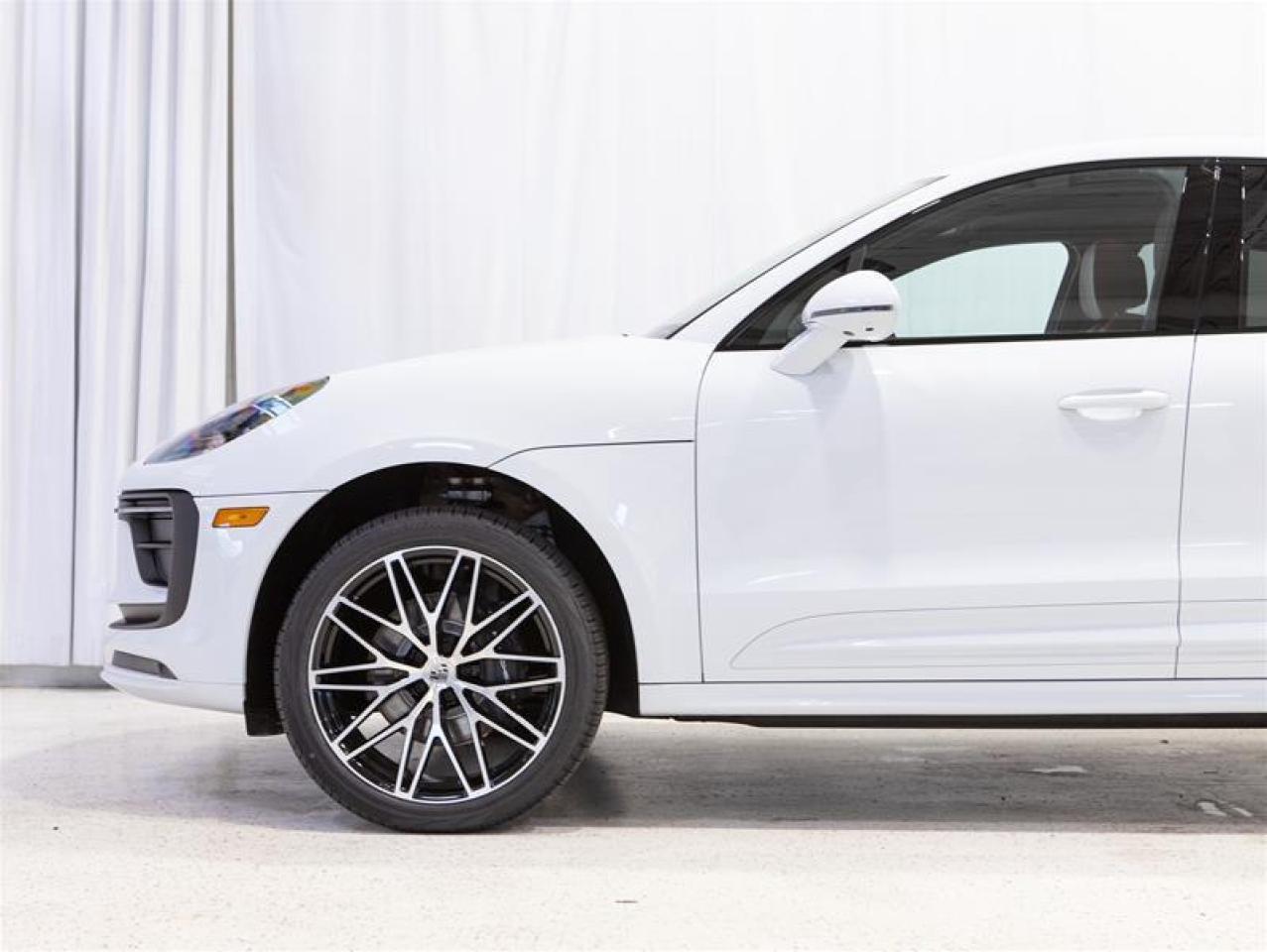 2025 Porsche Macan AWD Photo