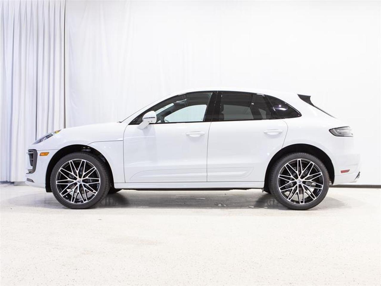 2025 Porsche Macan AWD Photo