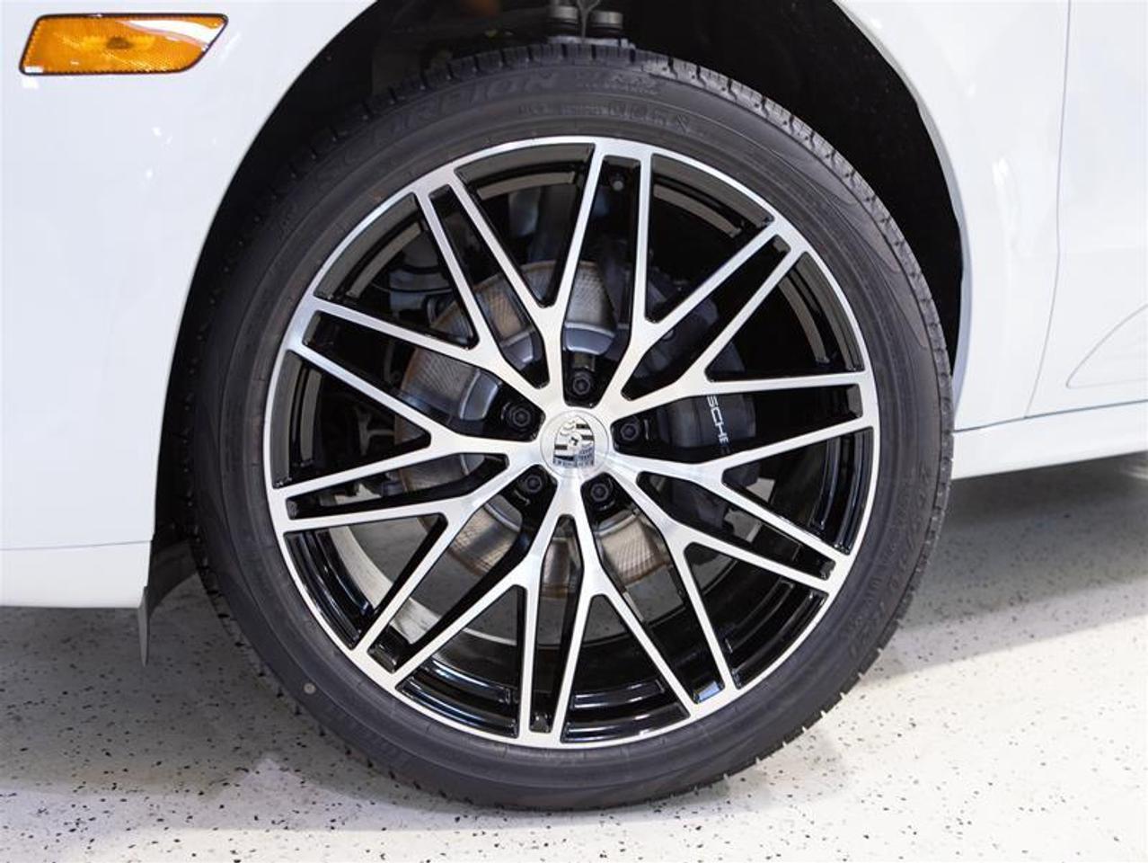 2025 Porsche Macan AWD Photo