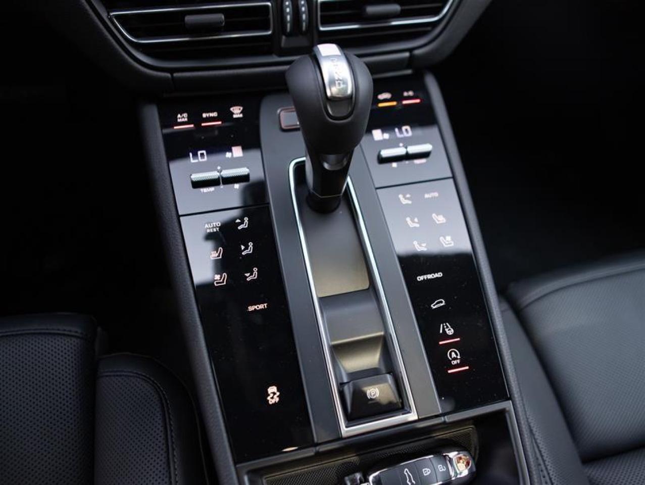 2025 Porsche Macan AWD Photo