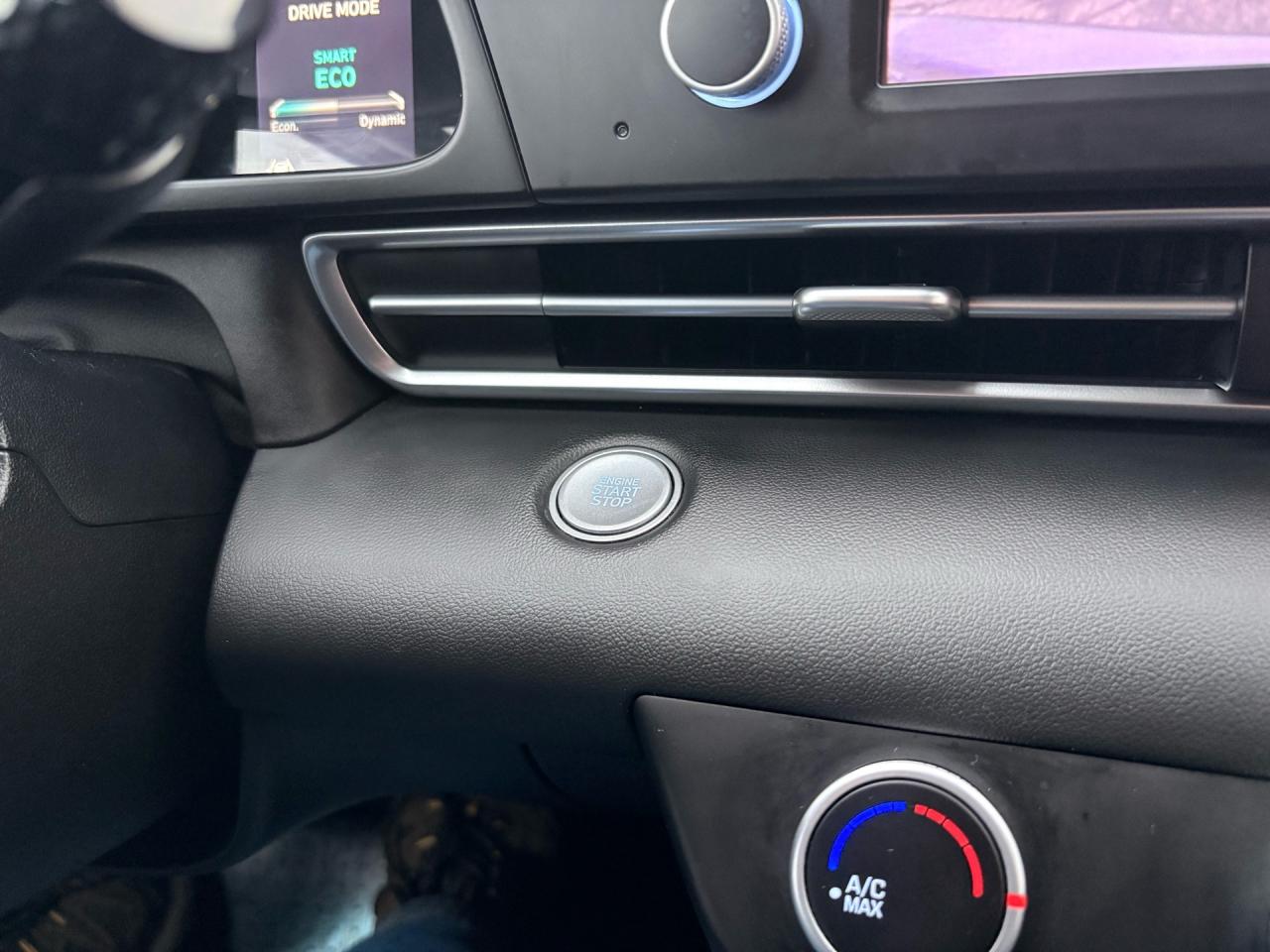 2023 Hyundai Elantra IVT, Apple Carplay, Valid Hyundai Warranty! Photo