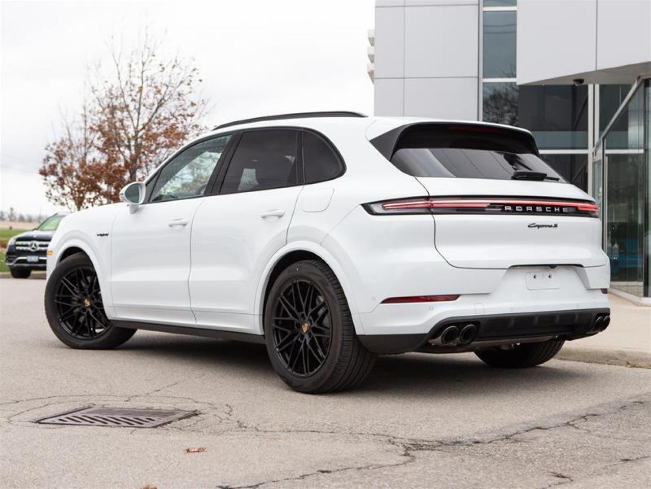 2024 Porsche Cayenne S e-Hybrid AWD Photo2