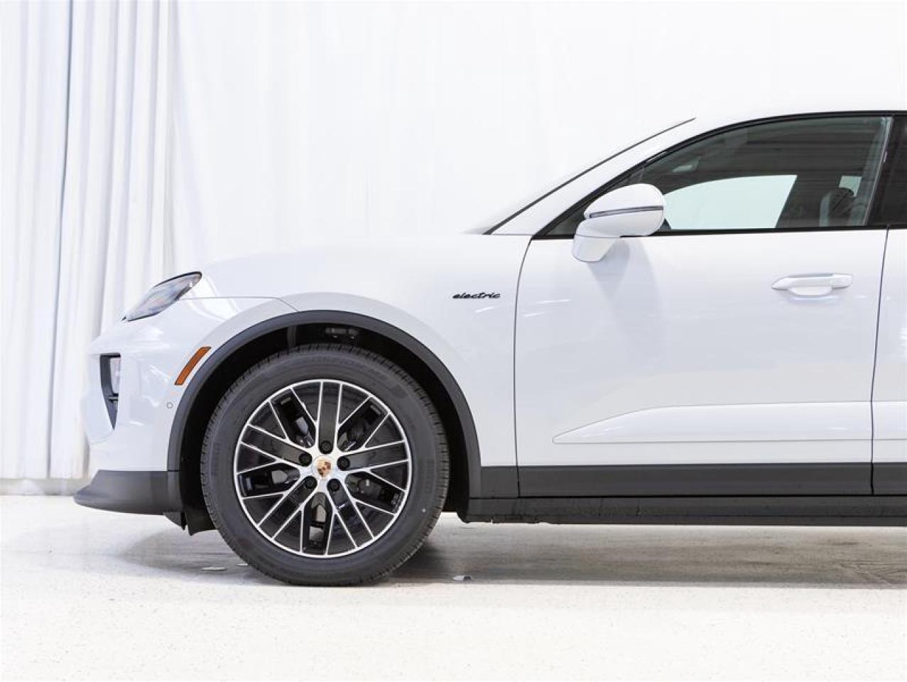 2025 Porsche Macan Electric 4 AWD Photo4