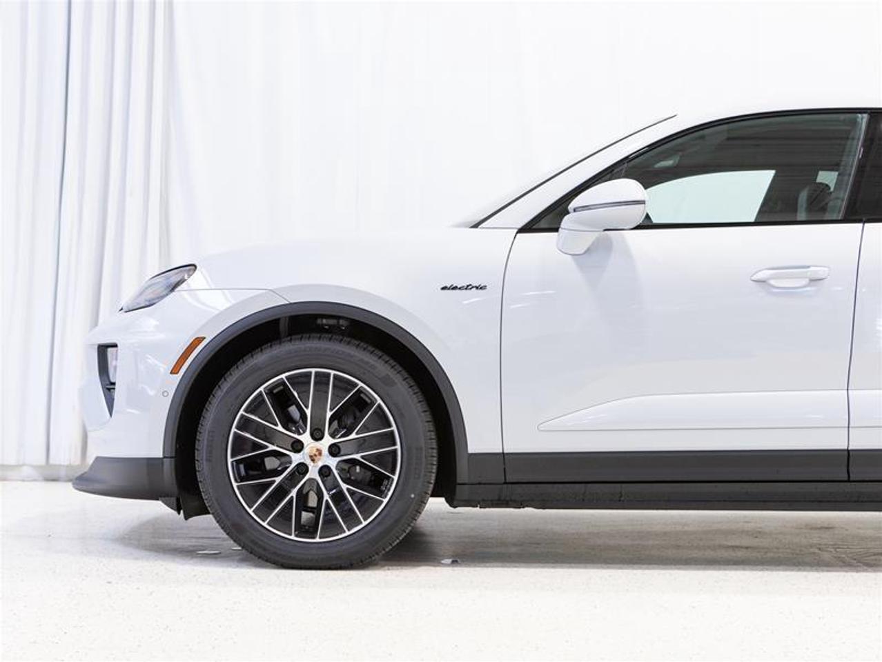 2025 Porsche Macan Electric 4 AWD Photo