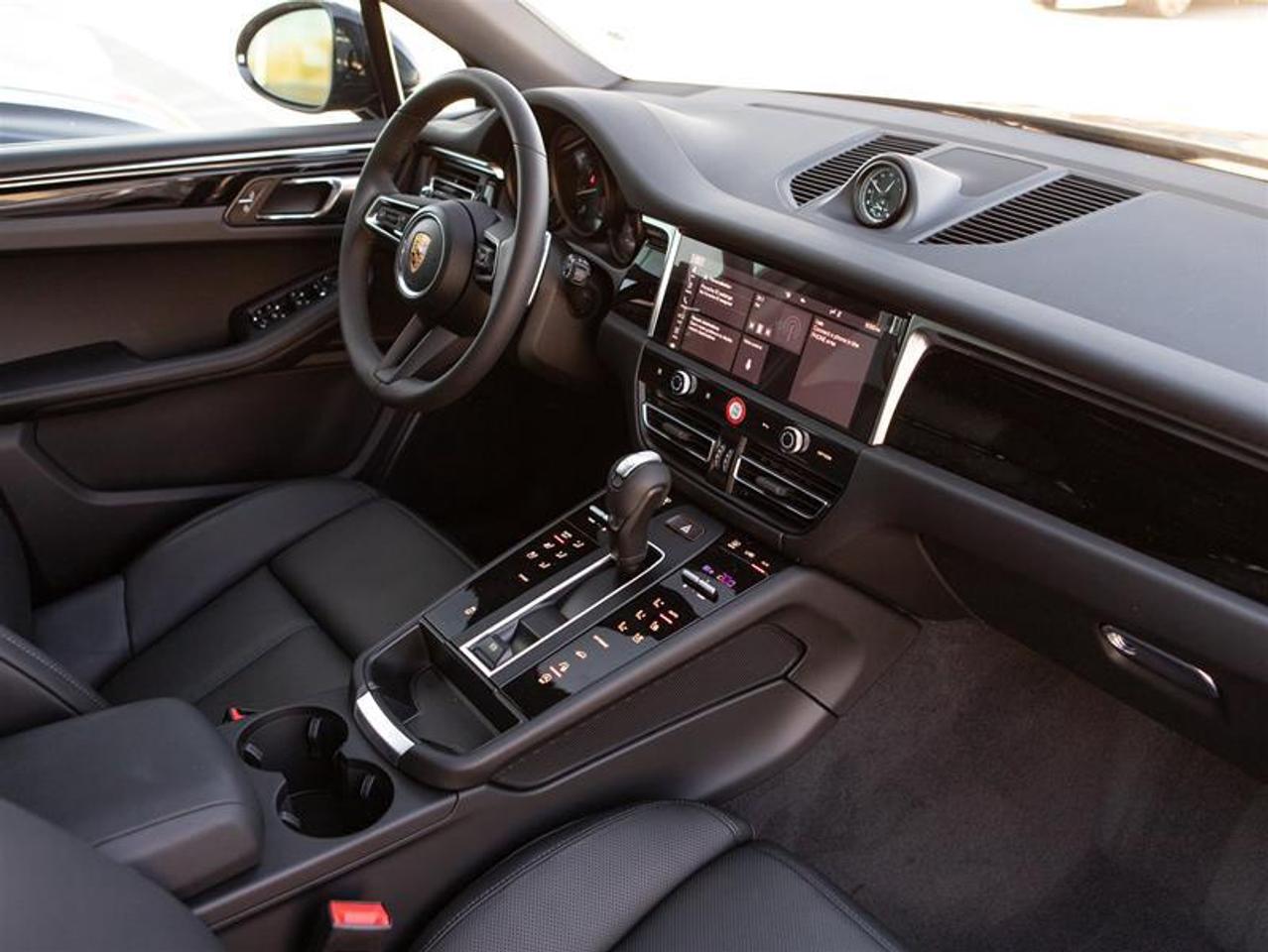 2026 Porsche Macan AWD Photo