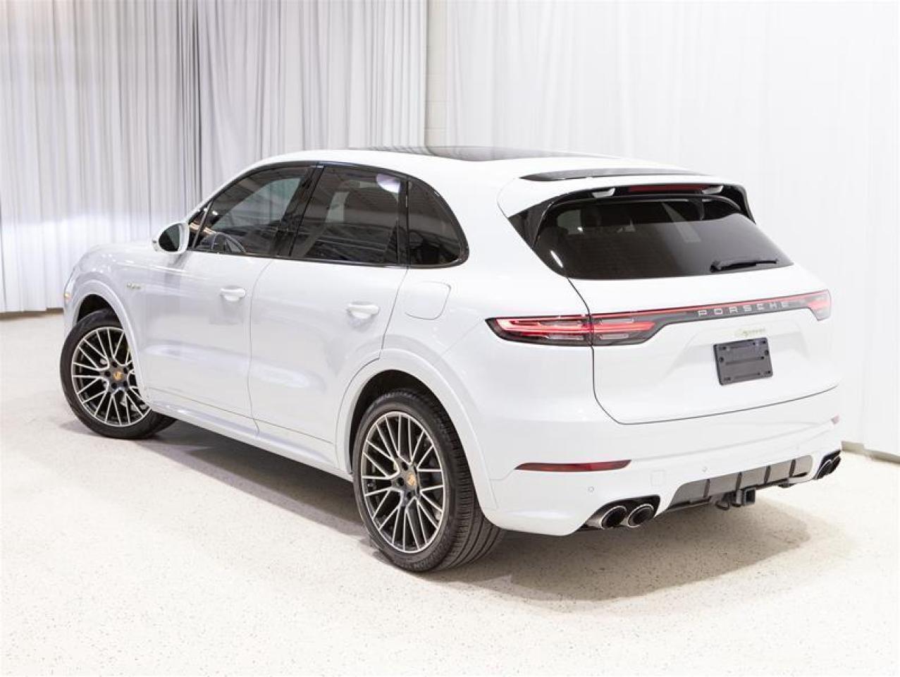 2023 Porsche Cayenne E-Hybrid Photo3