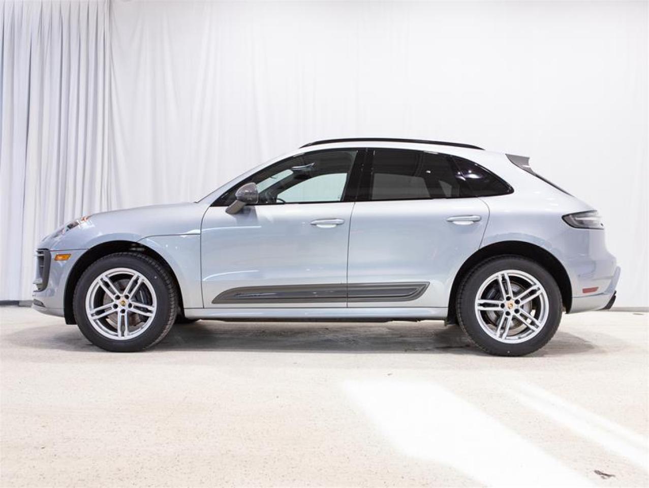 2025 Porsche Macan T AWD Photo4