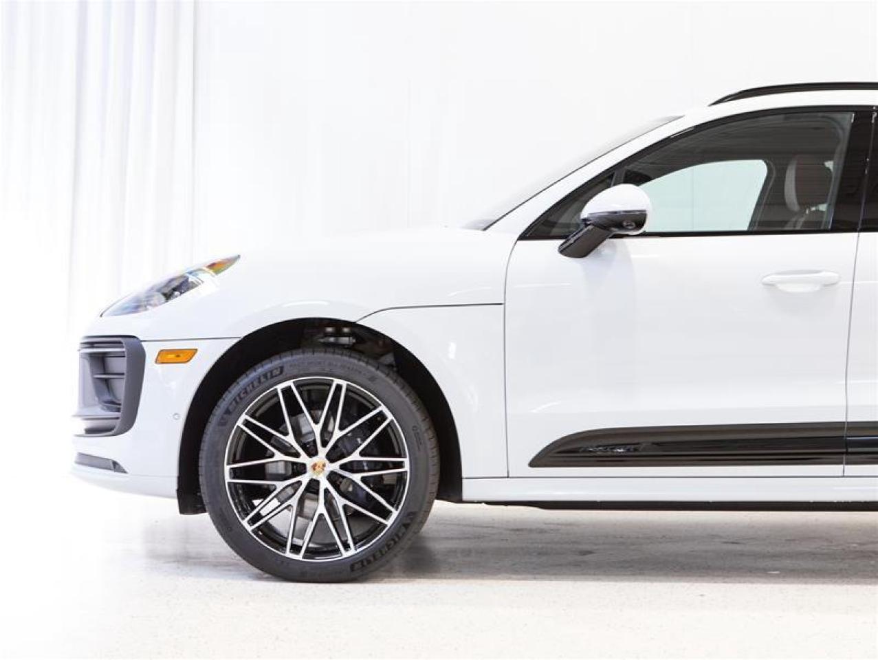 2025 Porsche Macan T AWD Photo4