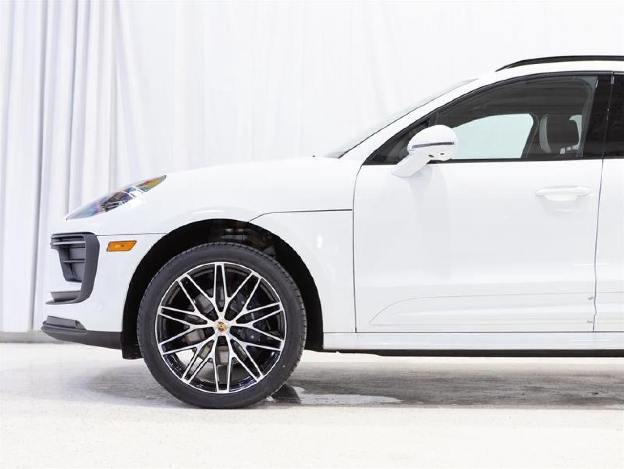 2025 Porsche Macan AWD Photo4