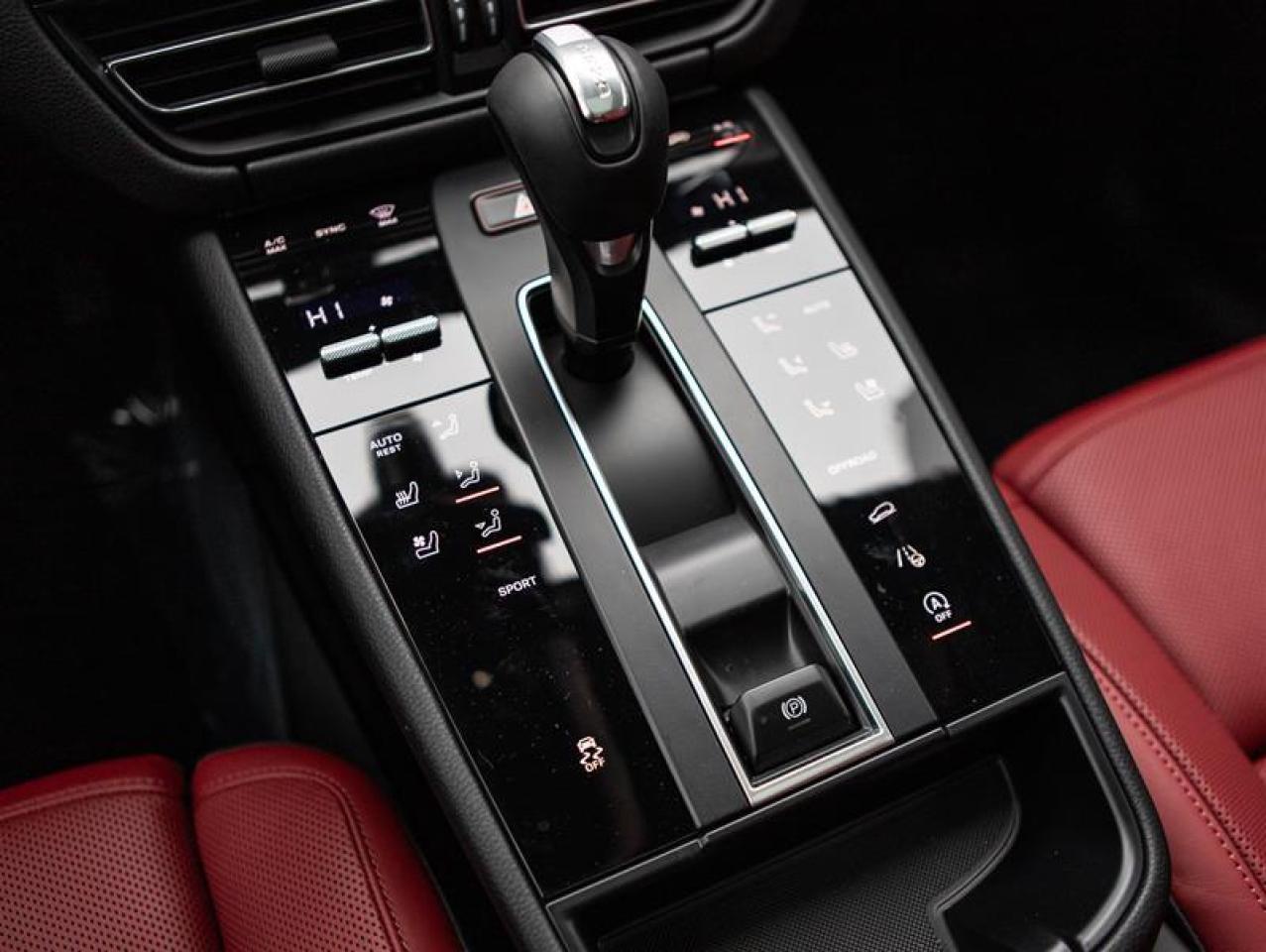 2024 Porsche Macan AWD Photo