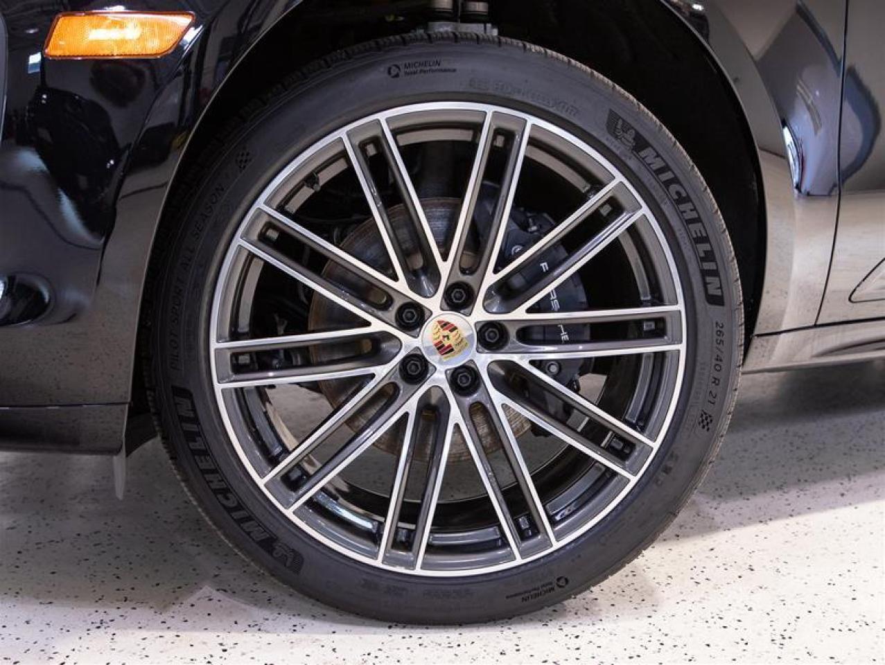 2025 Porsche Macan AWD Photo