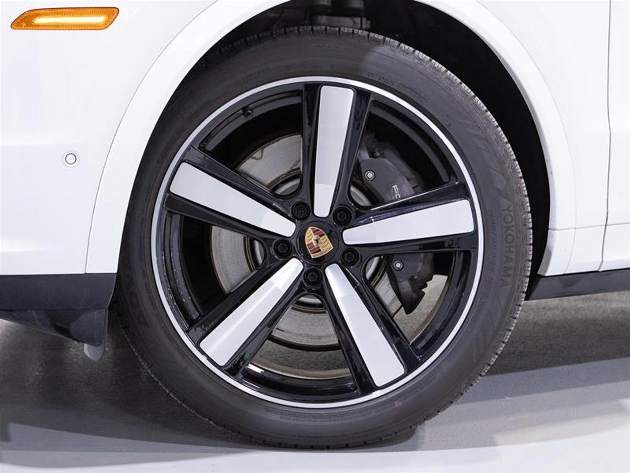2025 Porsche Cayenne e-Hybrid Coupe AWD Photo