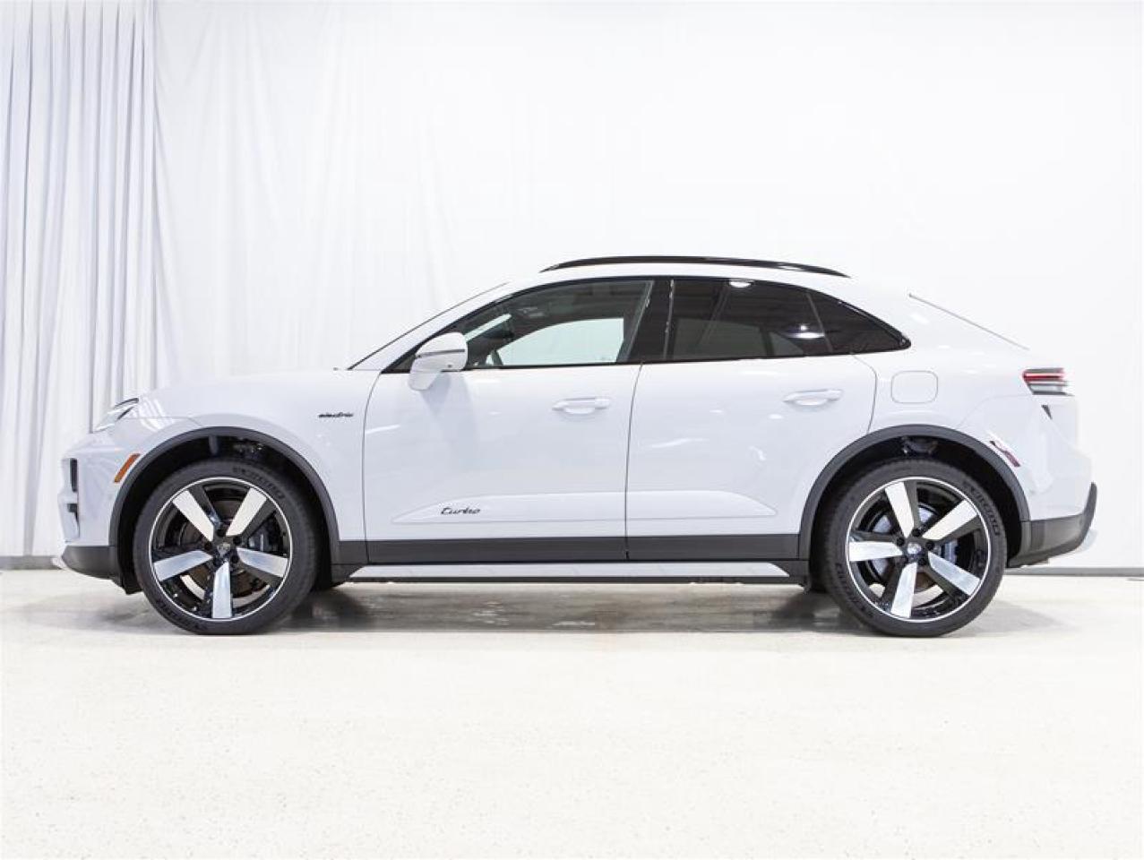 2024 Porsche Macan Electric Turbo AWD Photo3