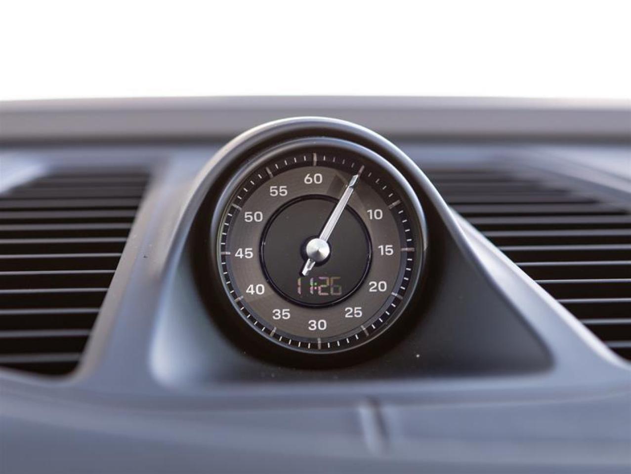 2024 Porsche Macan Electric Turbo AWD Photo