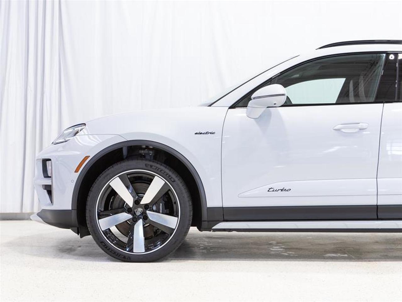 2024 Porsche Macan Electric Turbo AWD Photo