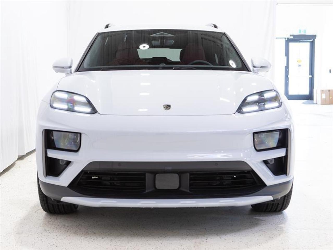 2024 Porsche Macan Electric Turbo AWD Photo