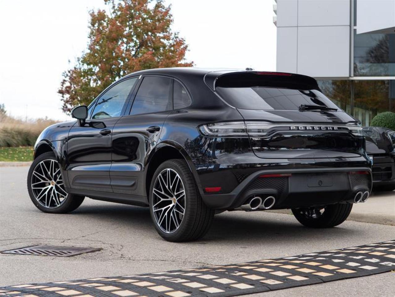 2025 Porsche Macan AWD Photo2