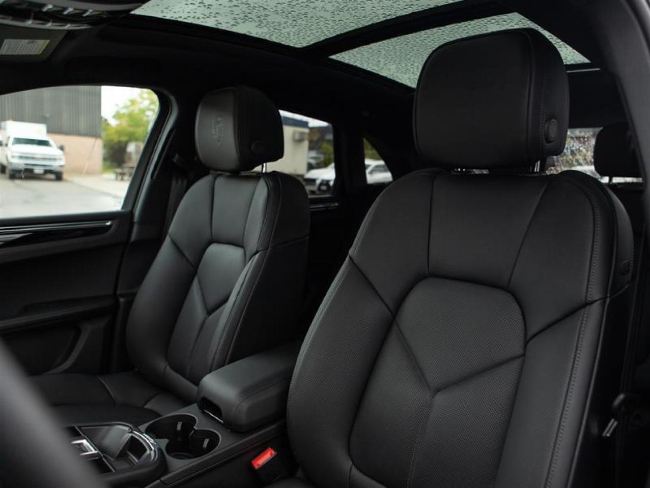 2025 Porsche Macan AWD Photo