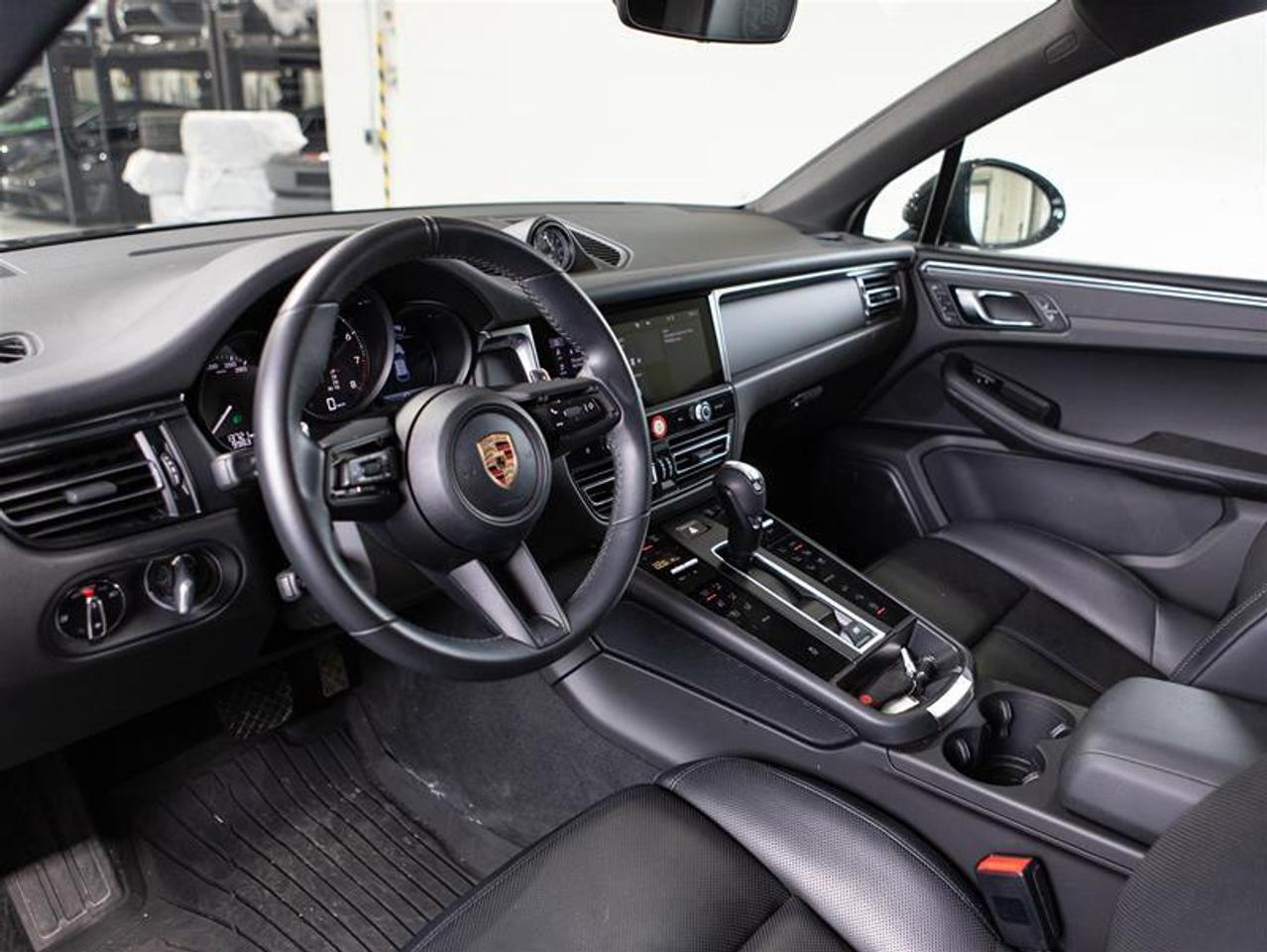 2025 Porsche Macan AWD Photo