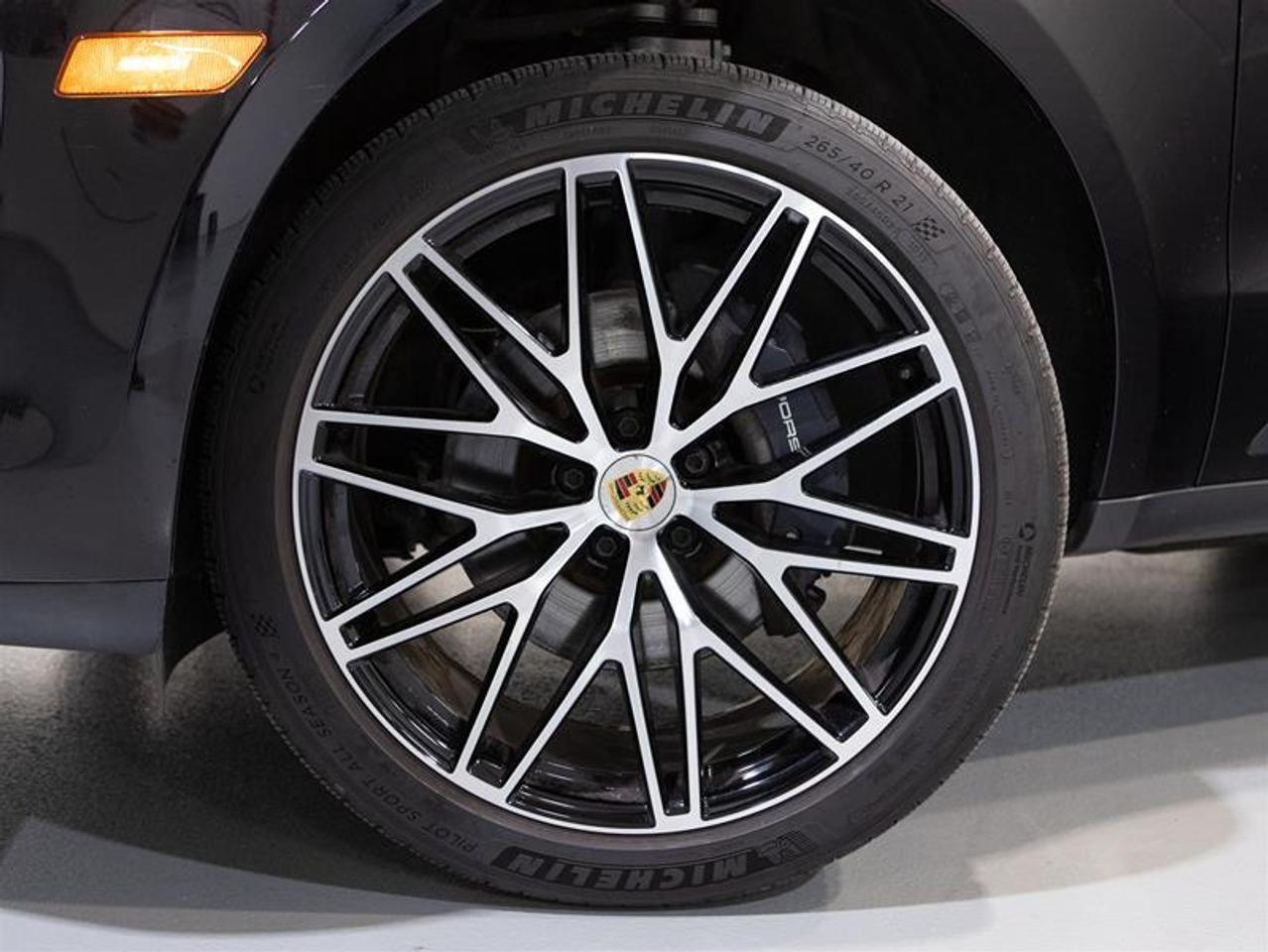 2025 Porsche Macan AWD Photo