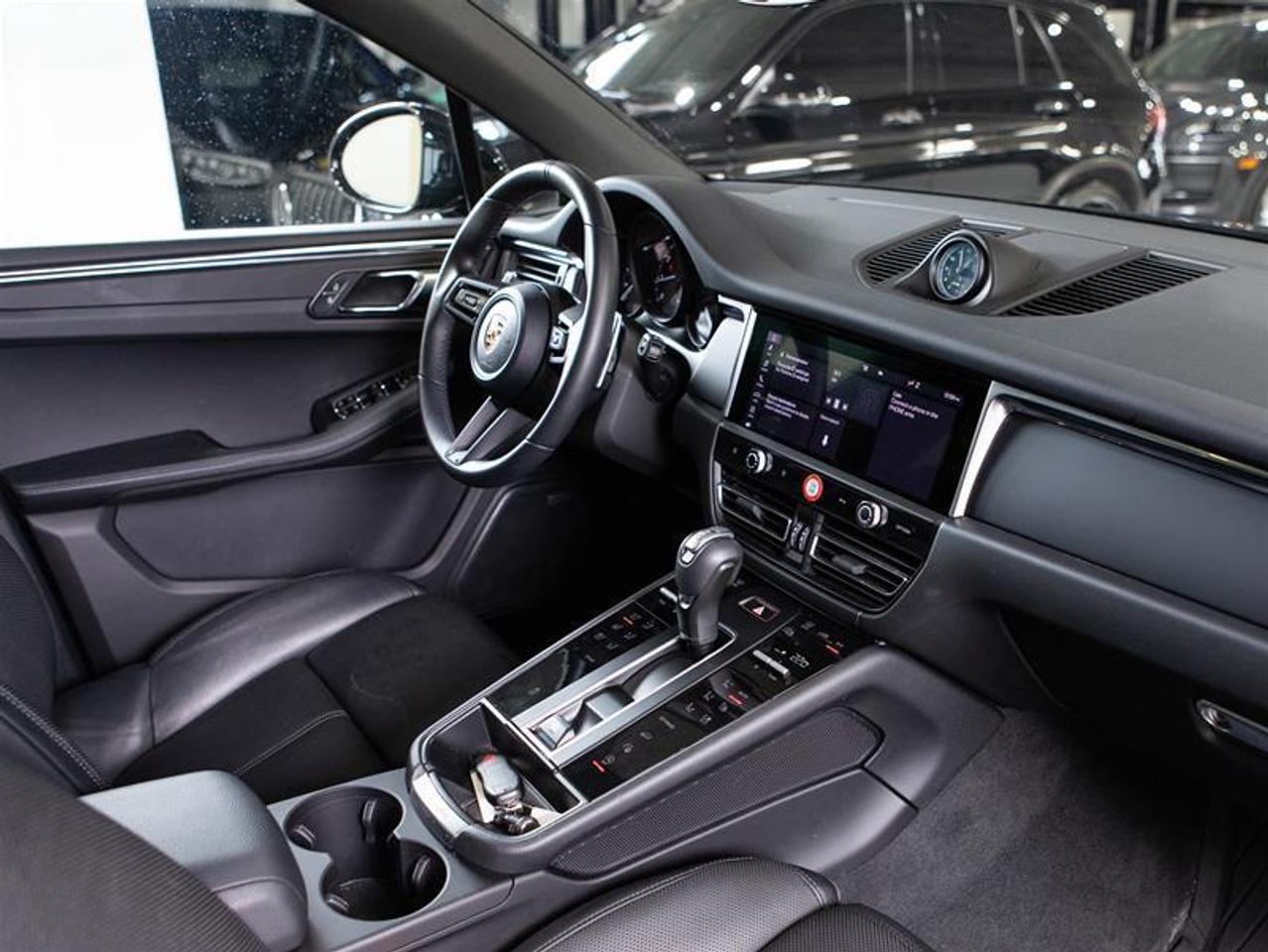 2025 Porsche Macan AWD Photo