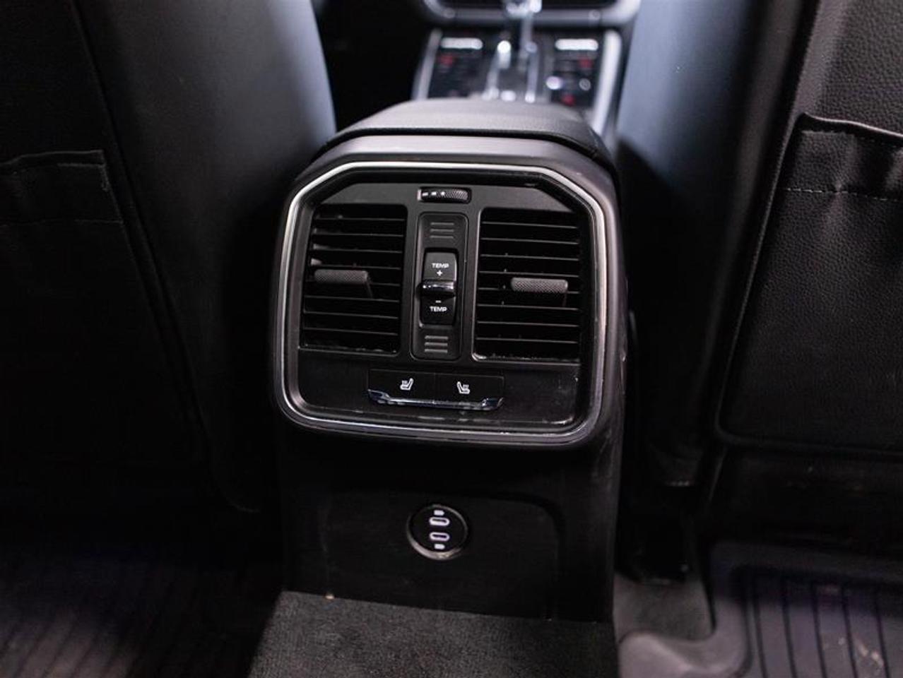 2025 Porsche Macan AWD Photo