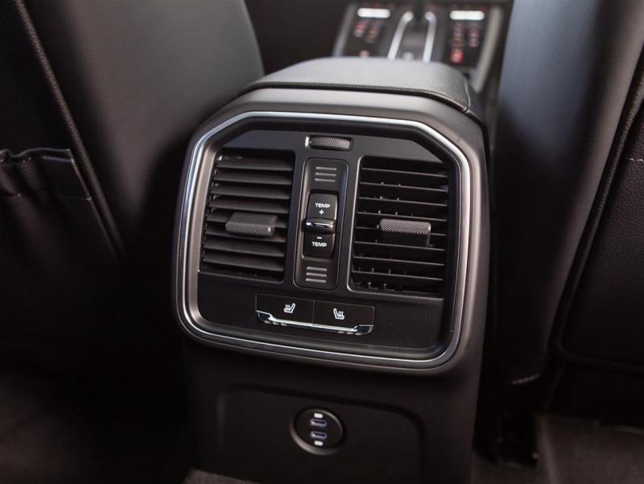 2025 Porsche Macan AWD Photo