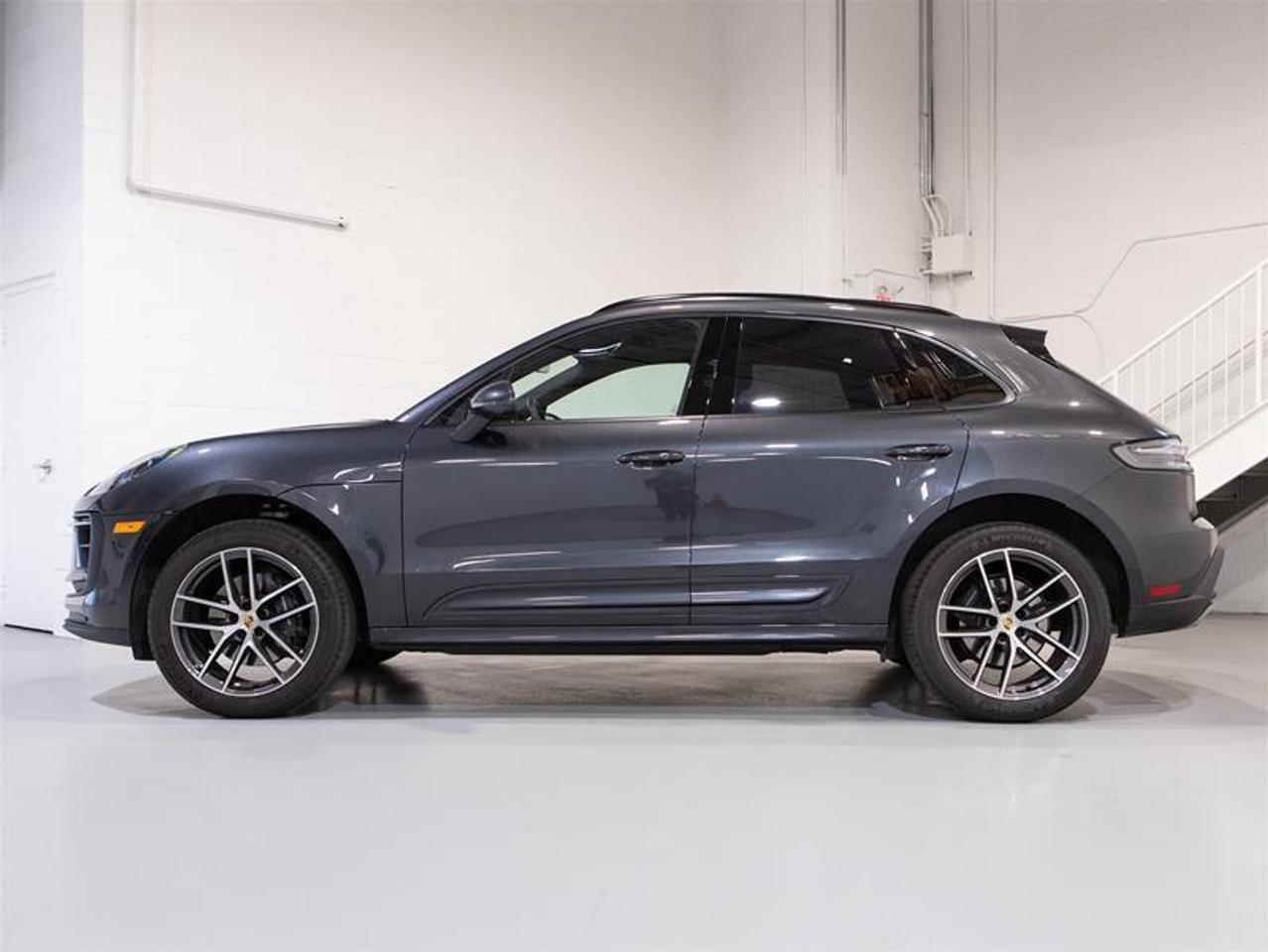 2025 Porsche Macan AWD Photo4